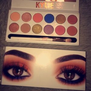 Kylie Cosmetics Royal Peach Eyeshadow Pallet